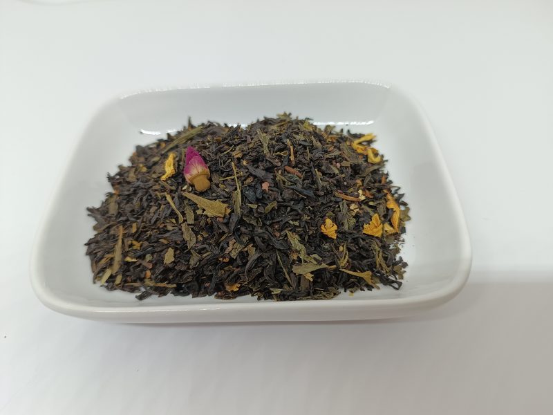 miscela di tè nero e verde con patali gialli e boccioli di rosa
